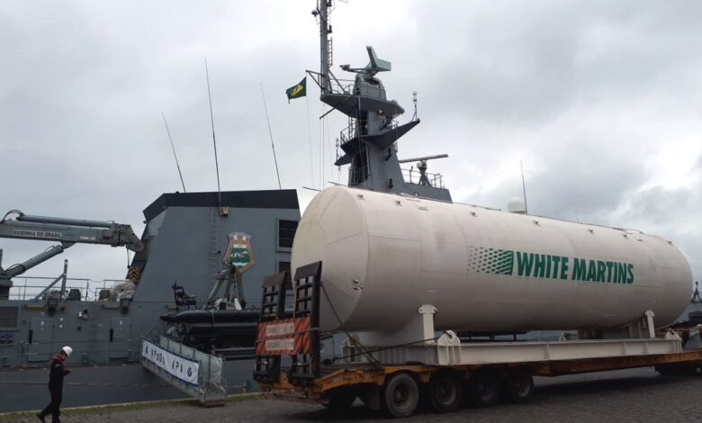 Marinha transporta cilindro de oxigênio até Manaus