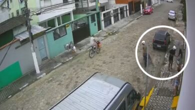 Mulher na rua é assaltada por dois ladrões de moto