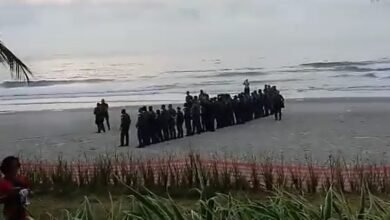 PM usa bombas para dispersar multidão na praia