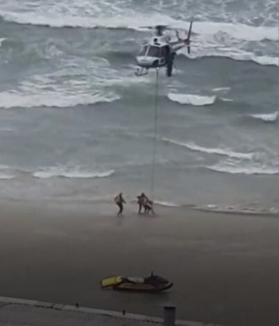 Turista que se afogava é salvo por equipe do helicóptero