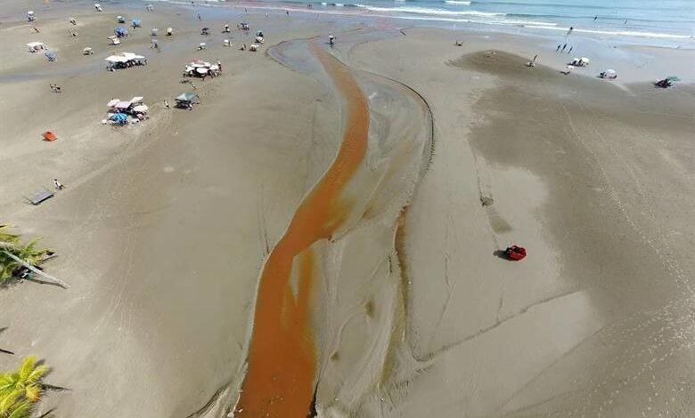 Praia tem presença de água suja