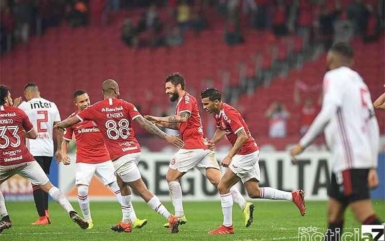 Inter massacra São Paulo no Morumbi e volta à liderança do Brasileiro