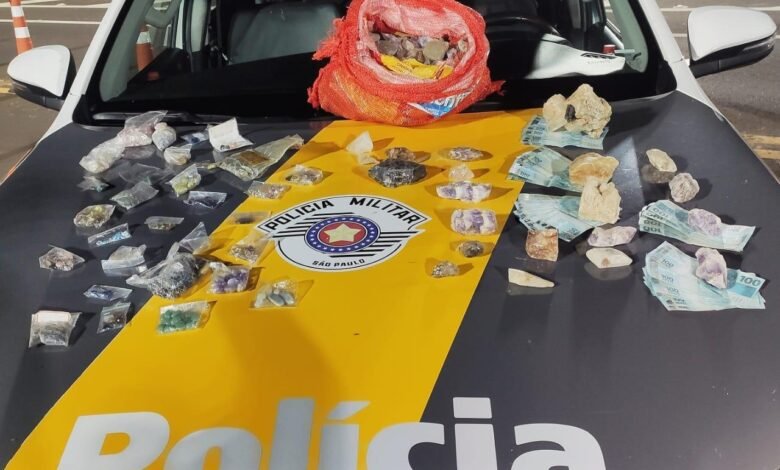 Carregamento de pedras preciosas é apreendido dentro do painel do carro