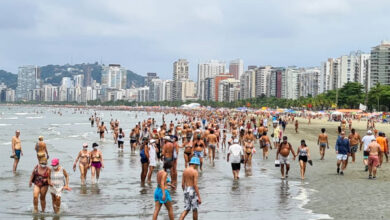 Apesar das barreiras sanitárias e restrições, praias de Santos ficam lotadas