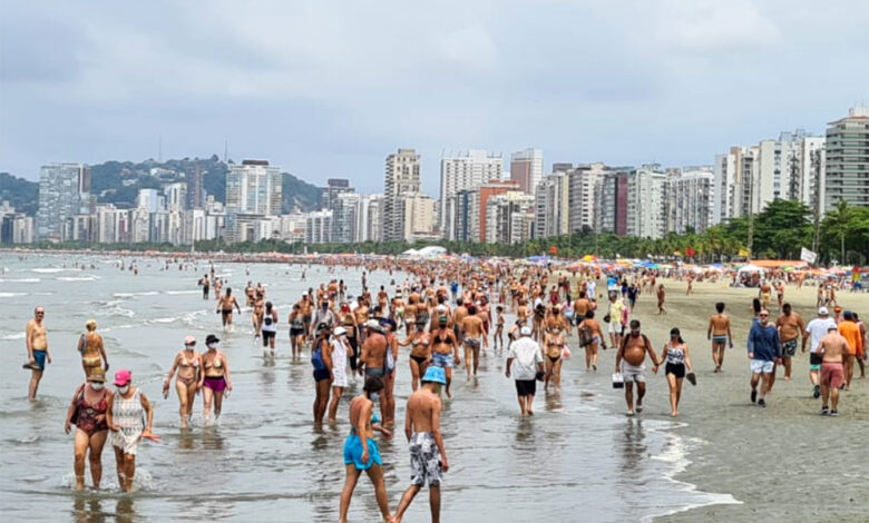 Apesar das barreiras sanitárias e restrições, praias de Santos ficam lotadas