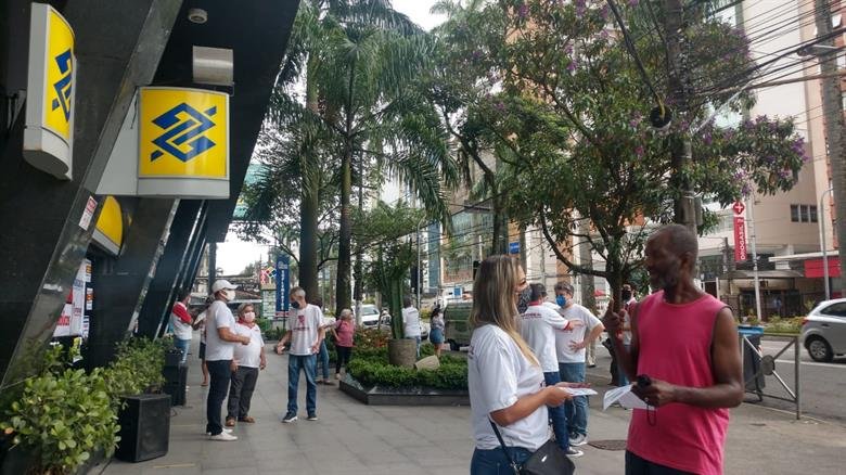 Trabalhadores do Banco do Brasil realizam protesto em Santos