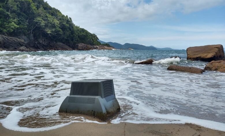 Televisão é encontrada em praia de Ubatuba