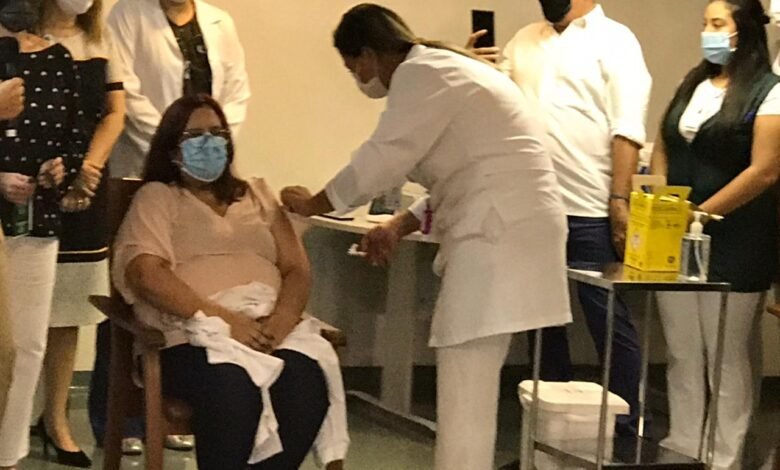 Enfermeira é a primeira a ser vacinada na Baixada