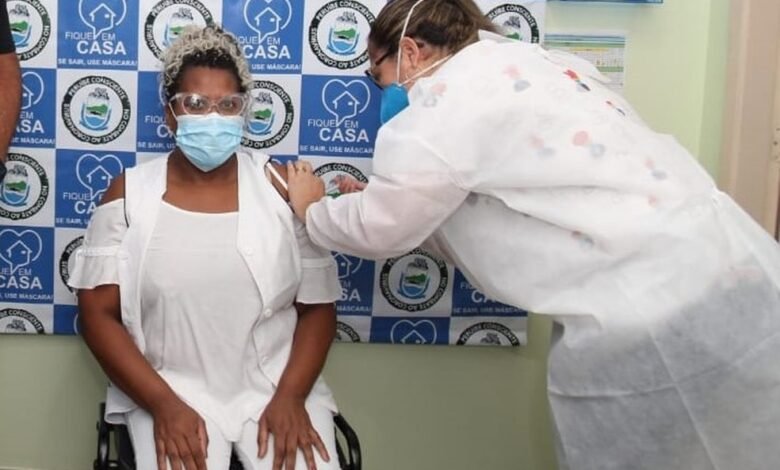Auxiliares de enfermagem recebem as primeiras vacinas contra o coronavírus