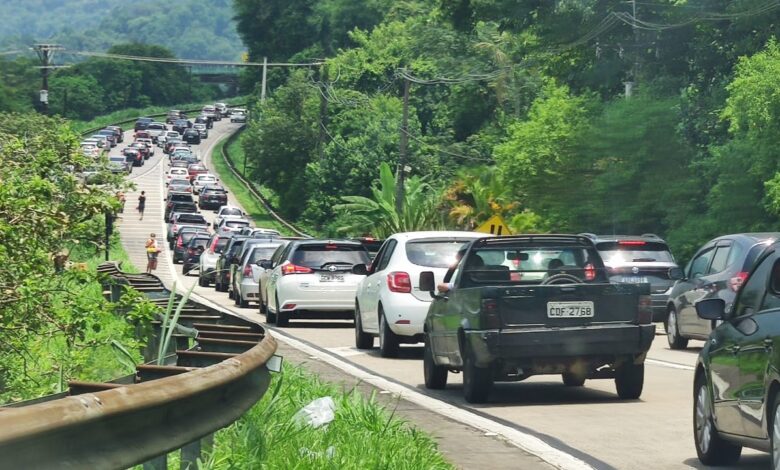 Rodovias do Litoral registram congestionamento