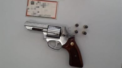 Homem usa arma para ameaçar a própria esposa