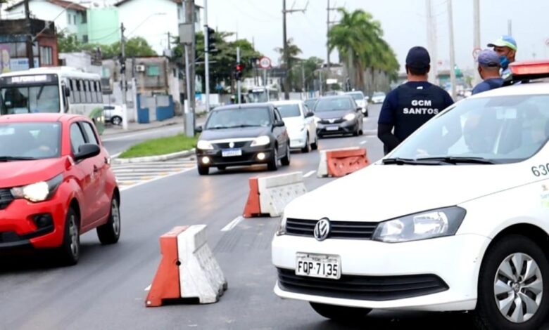 Barreira sanitária bloqueia 13 vans e ônibus na entrada de Santos