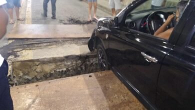 Carro fica preso em buraco no Túnel da Vila Zilda