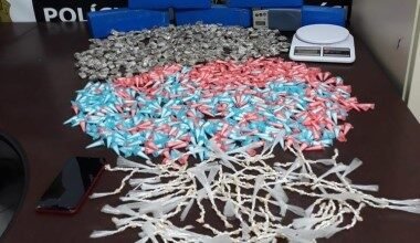 (Dise) de Itanhaém prenderam um homem e localizaram mais de 1,4 mil porções de drogas. A ação foi desencadeada no bairro Ivoty, em Itanhaém.