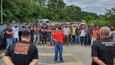 Desempregados protestam cobrando por emprego em Cubatão