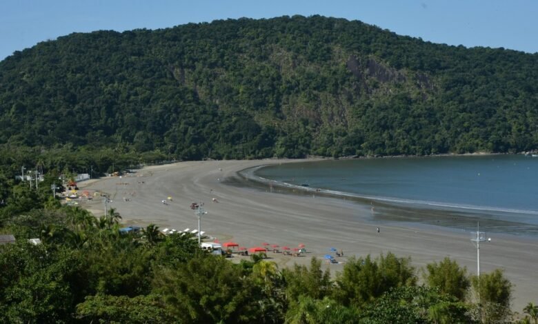 Bombeiro encontra corpo boiando em praia