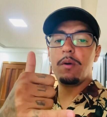 MC Di Magrinho faz rap e pede doações para menino preso em barril