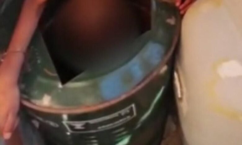 Pai deixa filho acorrentado dentro de um barril de ferro