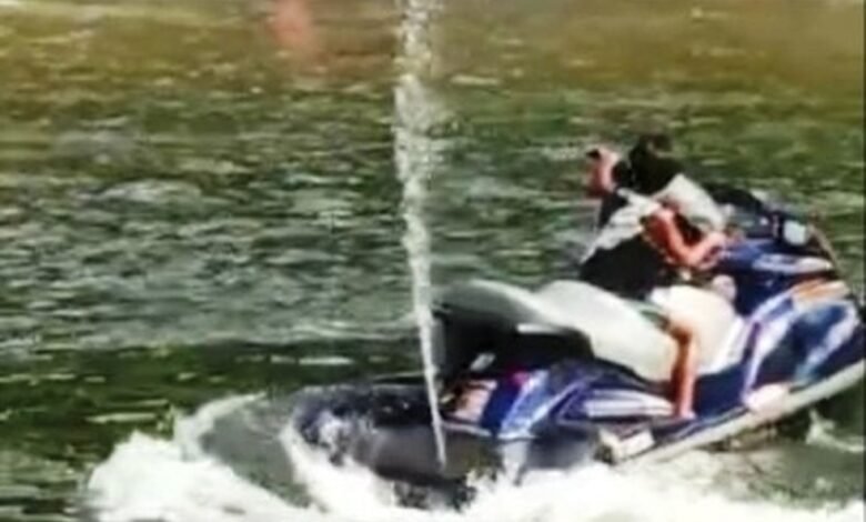 Perigo: Criança pilota moto aquática em Itanhaém