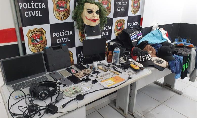 Bandidos roubam e ostentam os objetos levados nas redes sociais