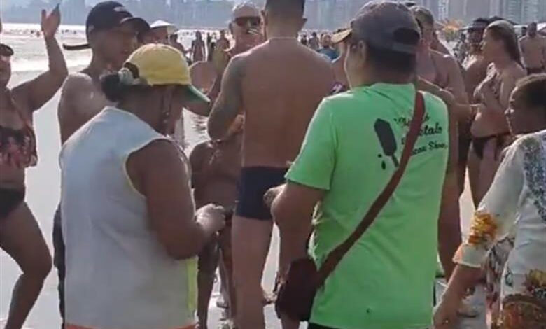 Ambulante recebe ajuda de banhistas em Praia Grande