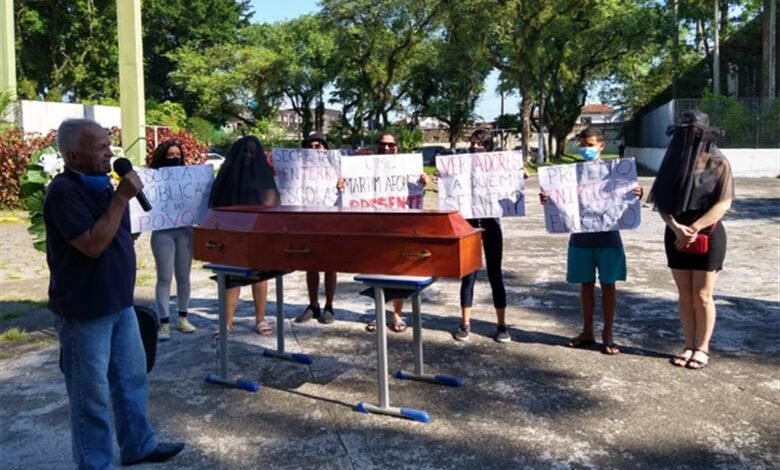Professores protestam contra a Prefeitura de Cubatão
