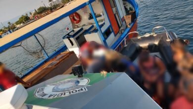 Polícia Militar reboca embarcação encalhada em Bertioga