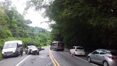 Motociclista bate em carro e morre na Rio Santos