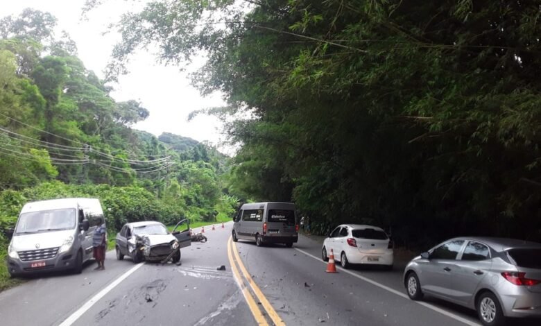 Motociclista bate em carro e morre na Rio Santos
