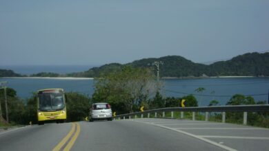 Ônibus atinge barranco e deixa passageiros feridos