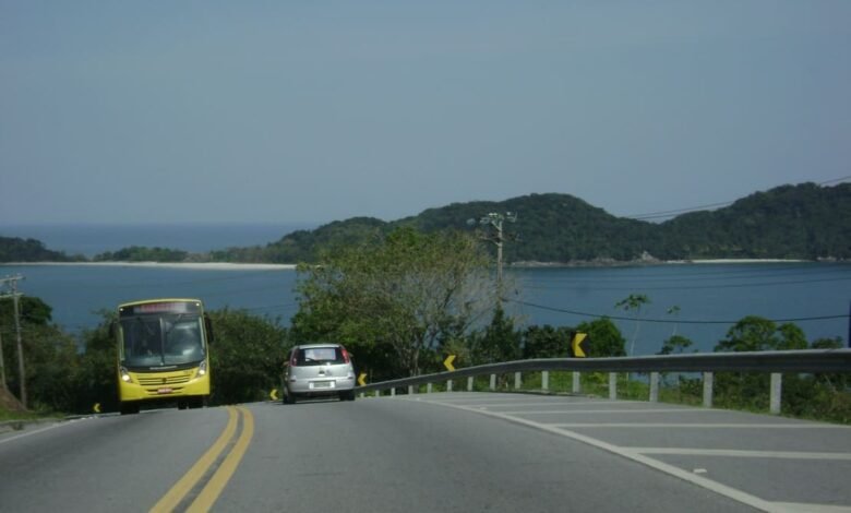 Ônibus atinge barranco e deixa passageiros feridos