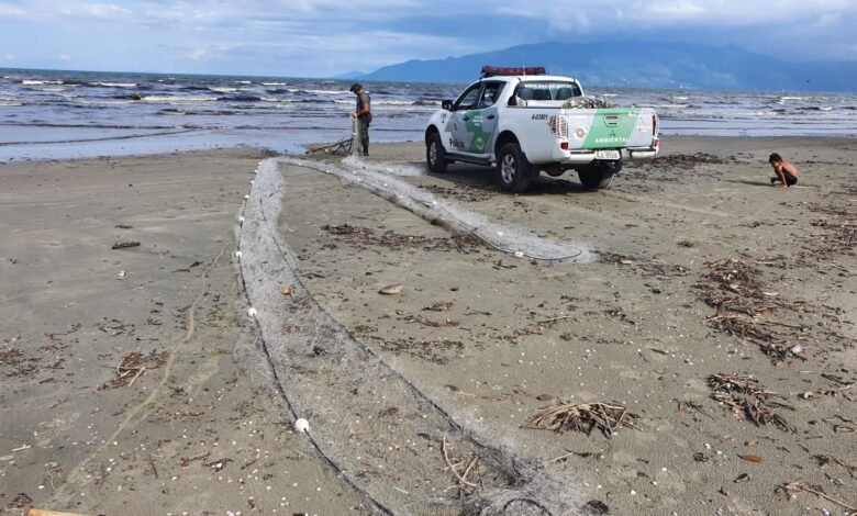 Homem realiza pesca na praia e é multado