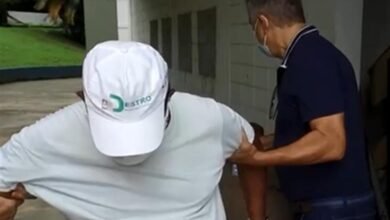 Prefeito de Guarujá ajuda homem que passa mal
