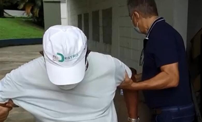Prefeito de Guarujá ajuda homem que passa mal