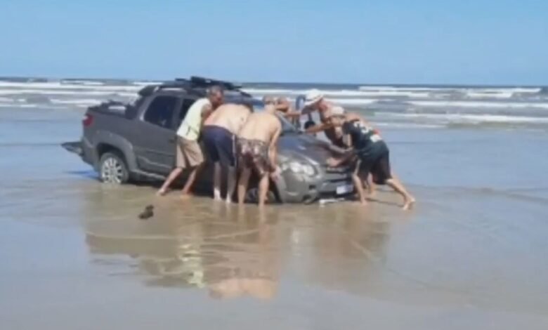 Carro atola em praia de Ilha Comprida