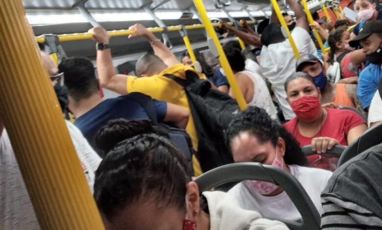 No segundo dia de lockdown, o cenário é de ônibus lotados