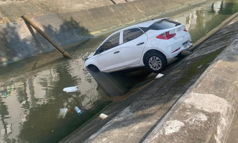 Carro cai dentro de canal de Santos