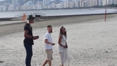 Casal usa praias fechadas para fazer book pré-nupcial