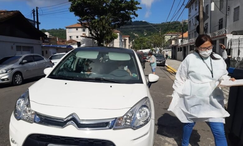 Segunda dose da vacina contra a COVID-19 é aplicada em Santos