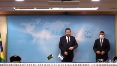 VÍDEO em Israel - Ernesto Araújo é repreendido por não usar máscara