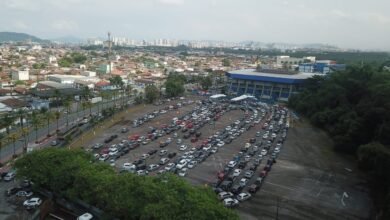 Vacina contra COVID-19 gera enorme fila em Guarujá