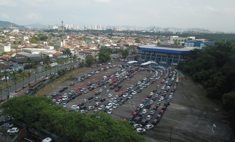 Vacina contra COVID-19 gera enorme fila em Guarujá