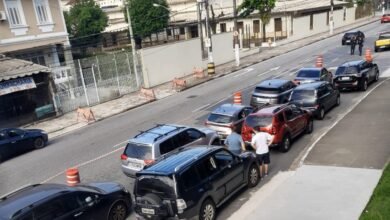 Filas e falta de doses marcam a vacina contra a COVID-19