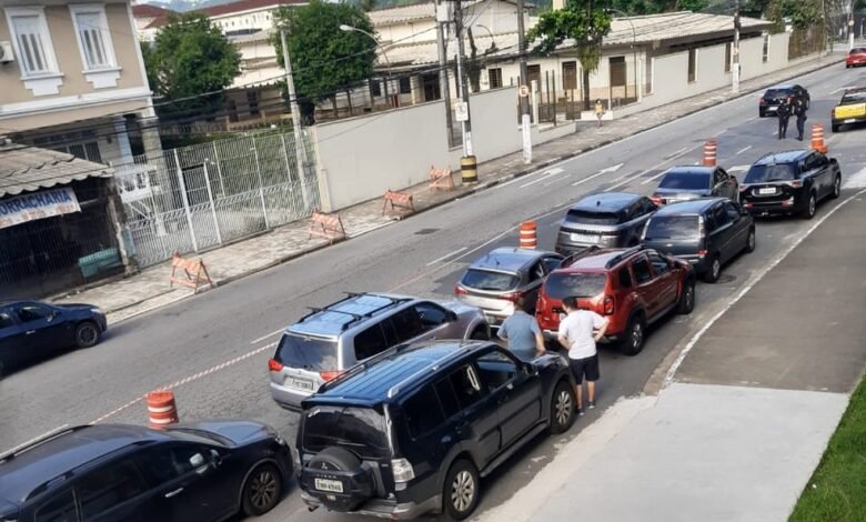 Filas e falta de doses marcam a vacina contra a COVID-19