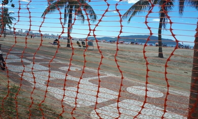 Cidades da Baixada adotam estratégias sobre proibição das praias