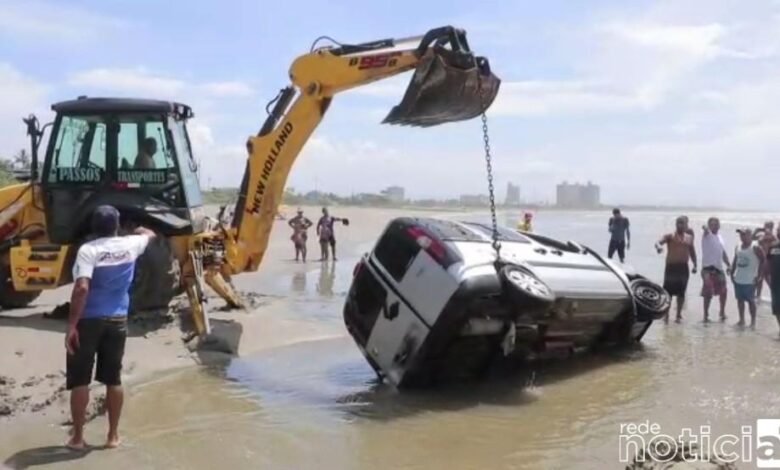 VÍDEO - Operação resgate: carro atolado é retirado da praia