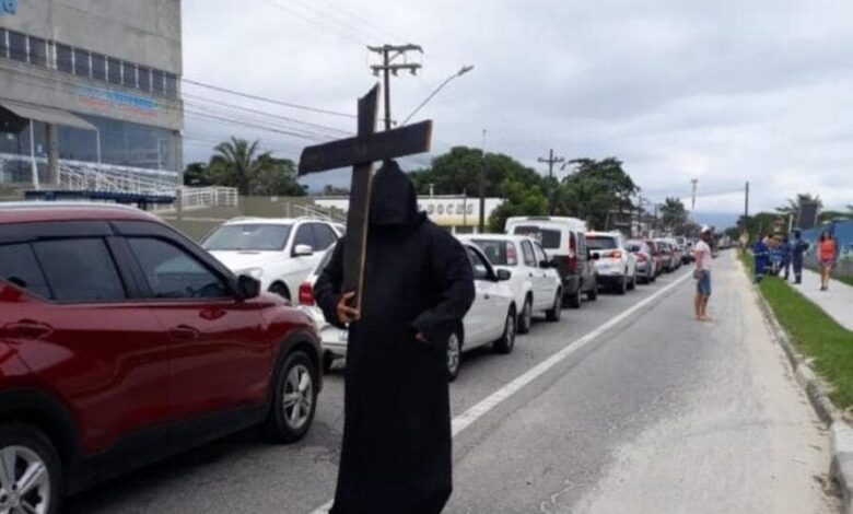 A 'morte' recebe os turistas em Bertioga