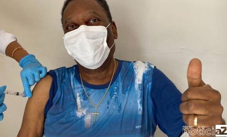 Pelé, 80 anos, é vacinado contra covid-19