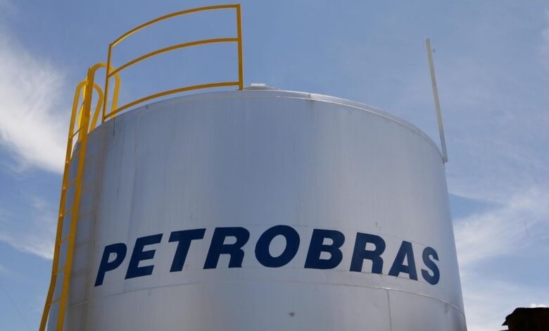 O preço do litro da gasolina nas refinarias foi reduzido em R$ 0,05. O anúncio foi feito(11), no Rio de Janeiro, pela Petrobras. O novo valor passa