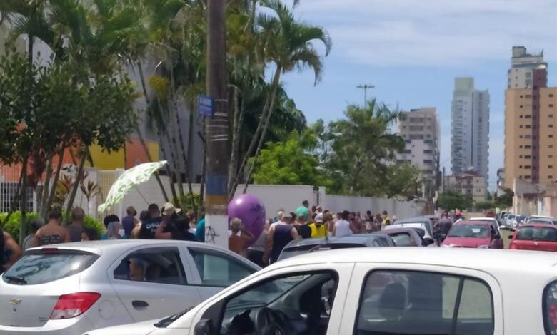 Aglomeração em busca da vacina chama a atenção em Praia Grande